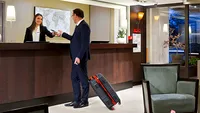 Un escroc a stat 603 zile într-un hotel de 5 stele, fără a plăti vreun ban. Ireal ce manervă a făcut