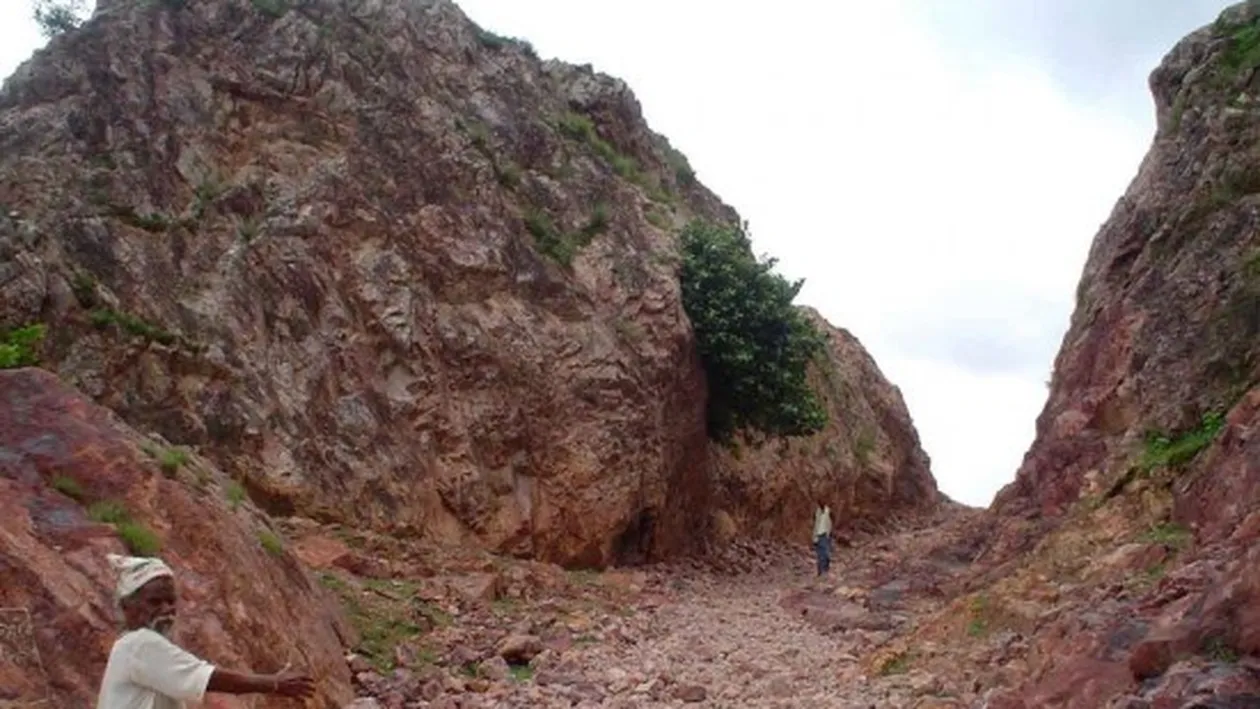 Povestea incredibila a singurului om din lume a care a reusit sa mute muntii! Moartea sotiei sale l-a determinat sa reuseasca!