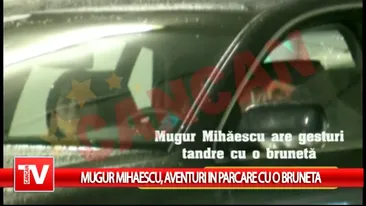 Mugur Mihaescu isi saruta pasional amanta bruneta