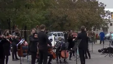 Gest impresionant pentru pacienții COVID! O orchestră a susținut un concert în curtea Institutului Fundeni. „Muzica ar putea alina suferința”