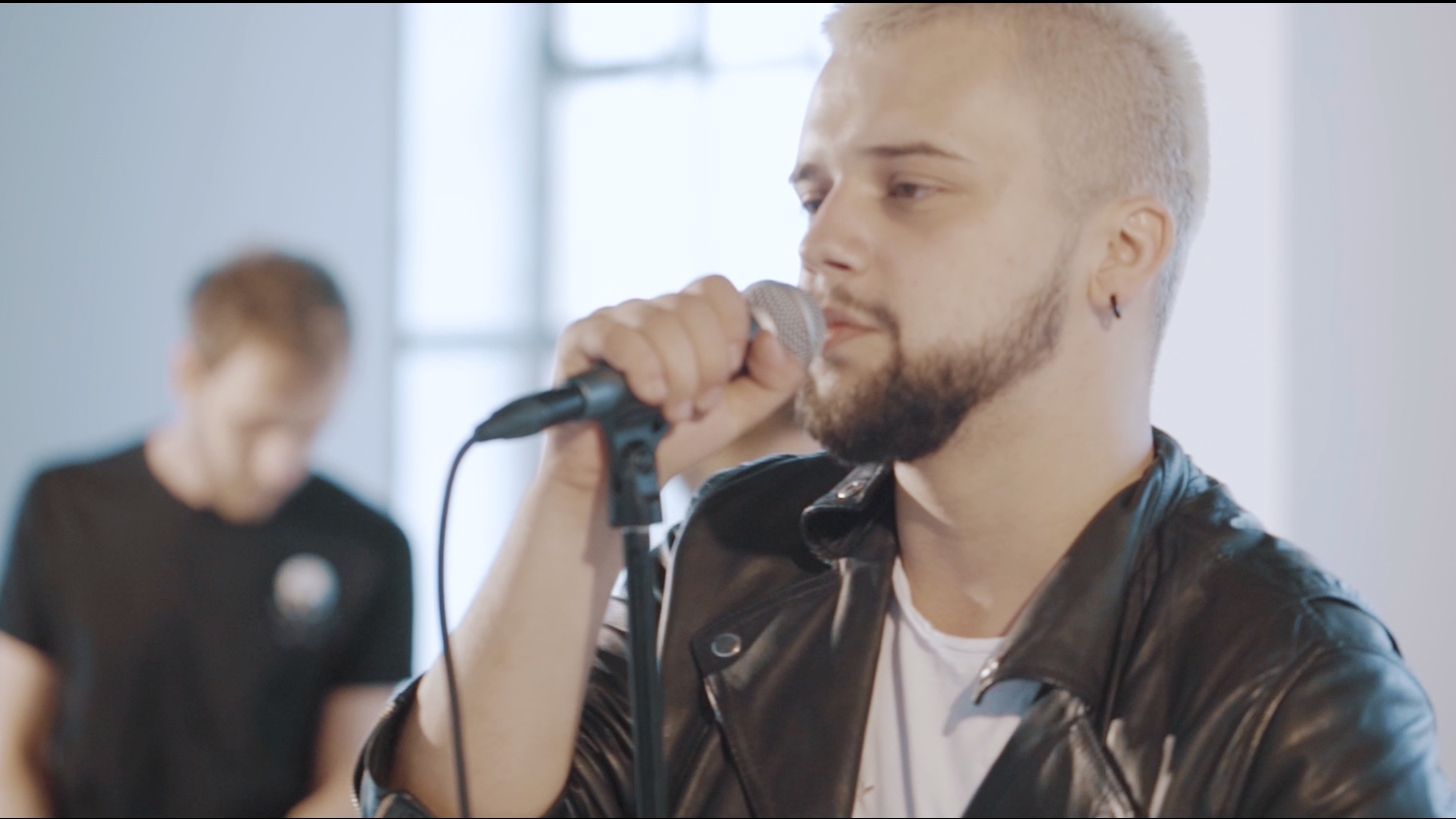 Un fost concurent de la Vocea României e de nerecunoscut şi a lansat un nou proiect muzical