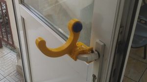 Lupta anti-COVID 19. O echipă de IT-iști din Cluj a inventat un dispozitiv de deschis ușa cu antebrațul și îl donează spitalelor