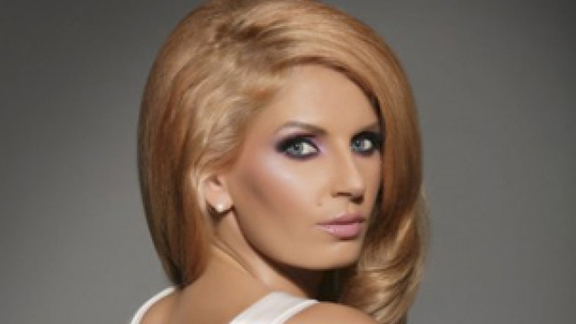 Andreea Bănică pozează sexy oriunde, chiar şi lângă pubelele de gunoi! Vezi cu ce ocazie a făcut asta