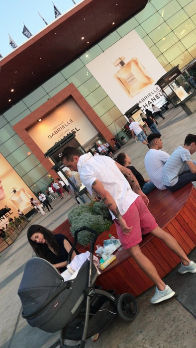Vladimir, Alice şi fetiţa lor, la mall