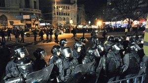 Scenă de cascadorii râsului! Doi jandarmi urmăresc o femeie, dar se dau violent cap în cap! VIDEO
