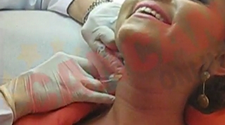 VIDEO Roxana Vasniuc, iubita de o noapte a lui Varciu, si-a injectat acid hialuronic in gat!