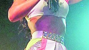 Cheryl Cole a baut cot la cot cu fanii in timpul unui concert. Hai noroc si inca un shot!