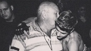 Justin Bieber, incurajat de bunici sa umble dezbracat pe strada! Uite cum l-au «carat» dupa un concert