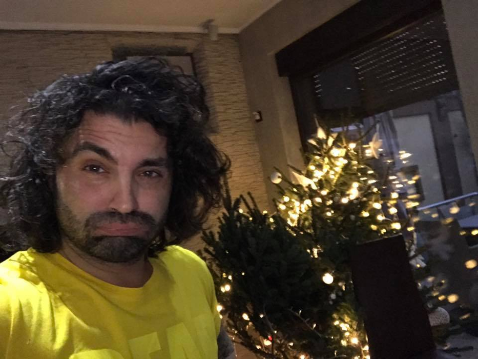 Pepe, emoţii la împodobirea bradului. Pomul a căzut cu tot cu decoraţiuni şi… Ce soluţie a găsit artistul