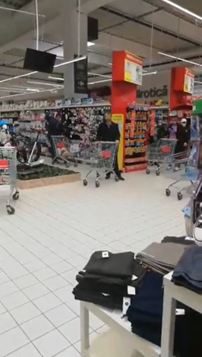Piele de găină! Clienții dintr-un supermarket au cântat “Hristos a Înviat” în timp ce stăteau la coadă. În ce oraș din România s-a întâmplat | VIDEO