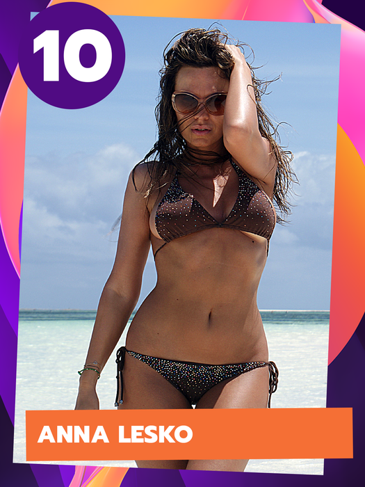 Cine o face mai bine? Cosmina Păsărin, Adelina Pestrițu, Anna Lesko sau Simona Trașcă? TOP 50 fete care se luptă cu părul, în costum de baie