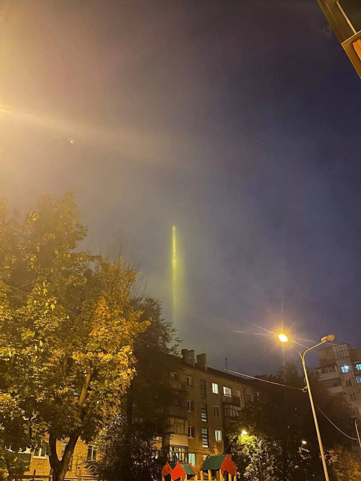 Apariția unor „stâlpi luminoși” pe cer a creat isterie în Rusia. Oamenii au crezut că sunt atacați