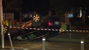 Accident în Capitală! S-a răsturnat cu mașina într-un refugiu de tramvai