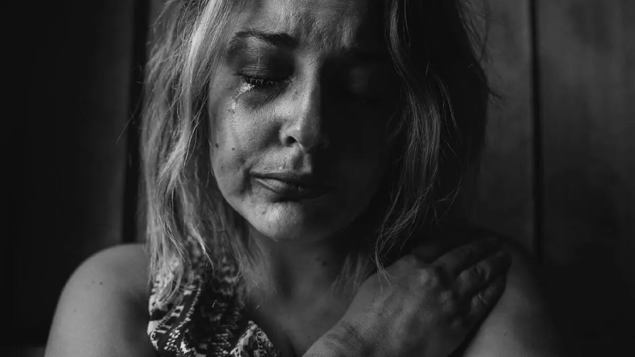 Caz șocant într-o cabană din Cluj. O tânără ar fi fost violată chiar de către polițistul care participa la petrecere