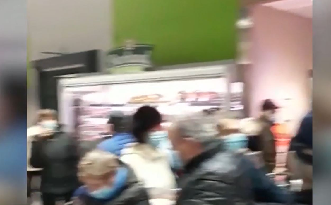 Zeci de oameni din Alexandria s-au luptat pentru carne la ofertă în pandemie. Autoritățile se tem că astfel de scene se vor repeta și în alte orașe