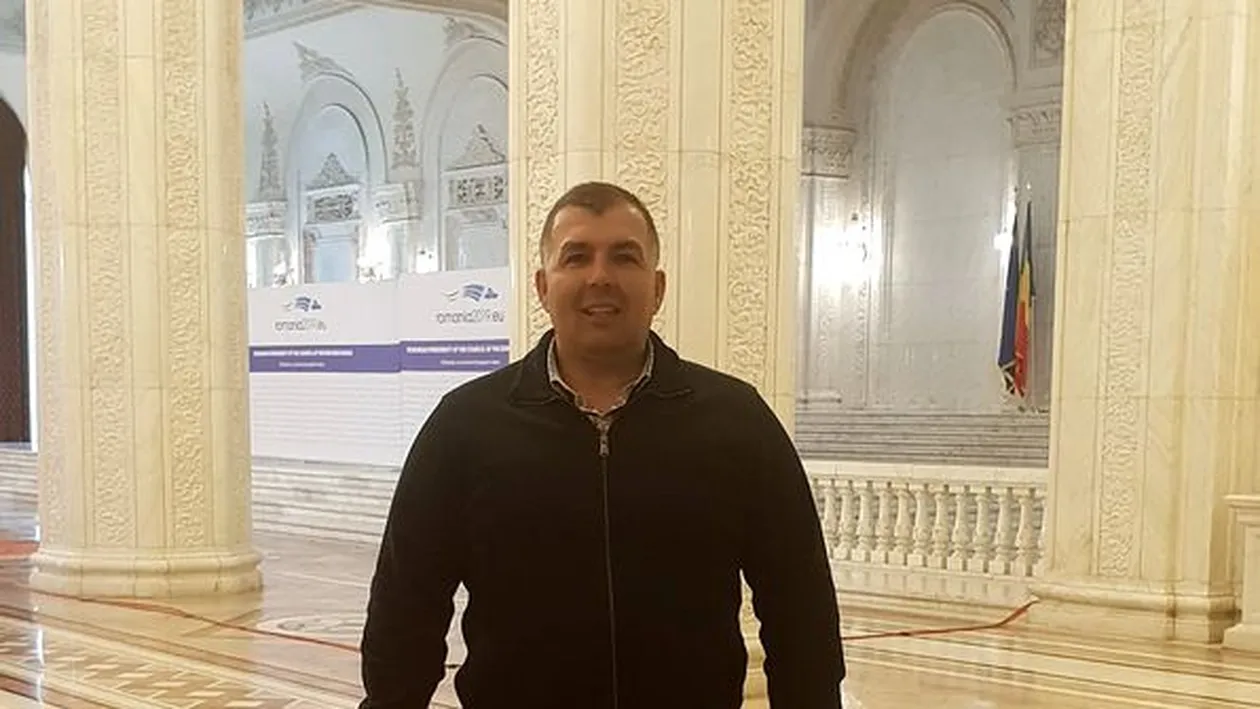 Un primar din Gorj s-a urcat pe cal și a mărșăluit prin localitate pentru a sărbători victoria. VIDEO