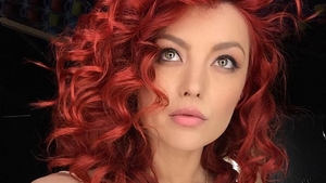 ELENA GHEORGHE, apariţie ca-n anii ’90! A îmbrăcat o bustieră albă şi...