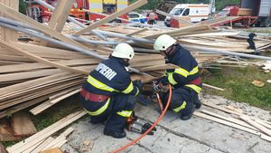 Accident cumplit într-o fabrică din Prahova. Patru persoane au fost prinse sunt o schela prăbușită