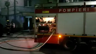 Incendiu într-un apartament din Găești! Fumul i-a scos pe vecini din locuințe