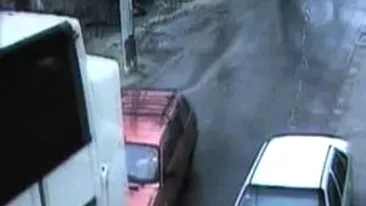 VIDEO O masina a fost tarata de un autocar plin de turisti!