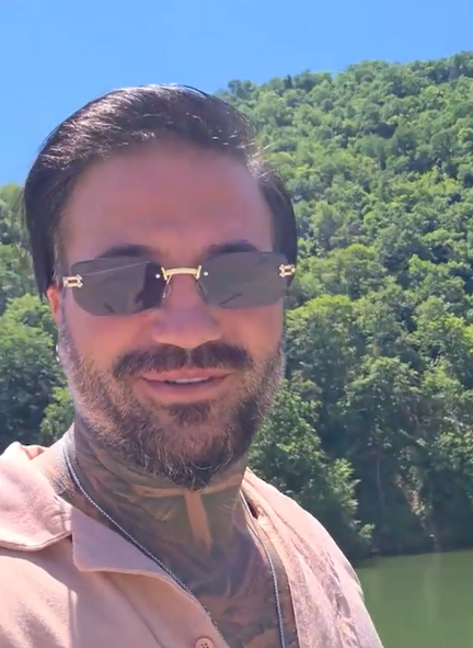 Marcel de la Insula iubirii, gafă de zile mari! Unde a crezut că este când s-a filmat lângă statuia lui Decebal/ sursă foto: captură video TikTok