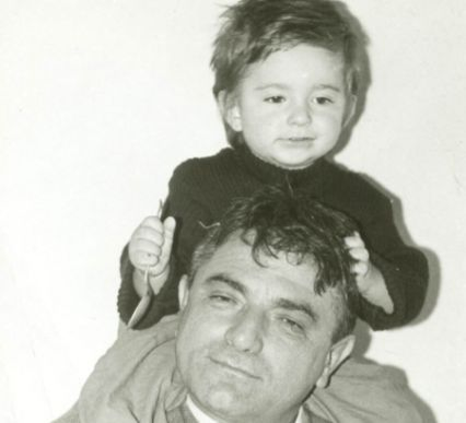 Paul Banu, în copilărie, pe umerii lui Emilian Banu