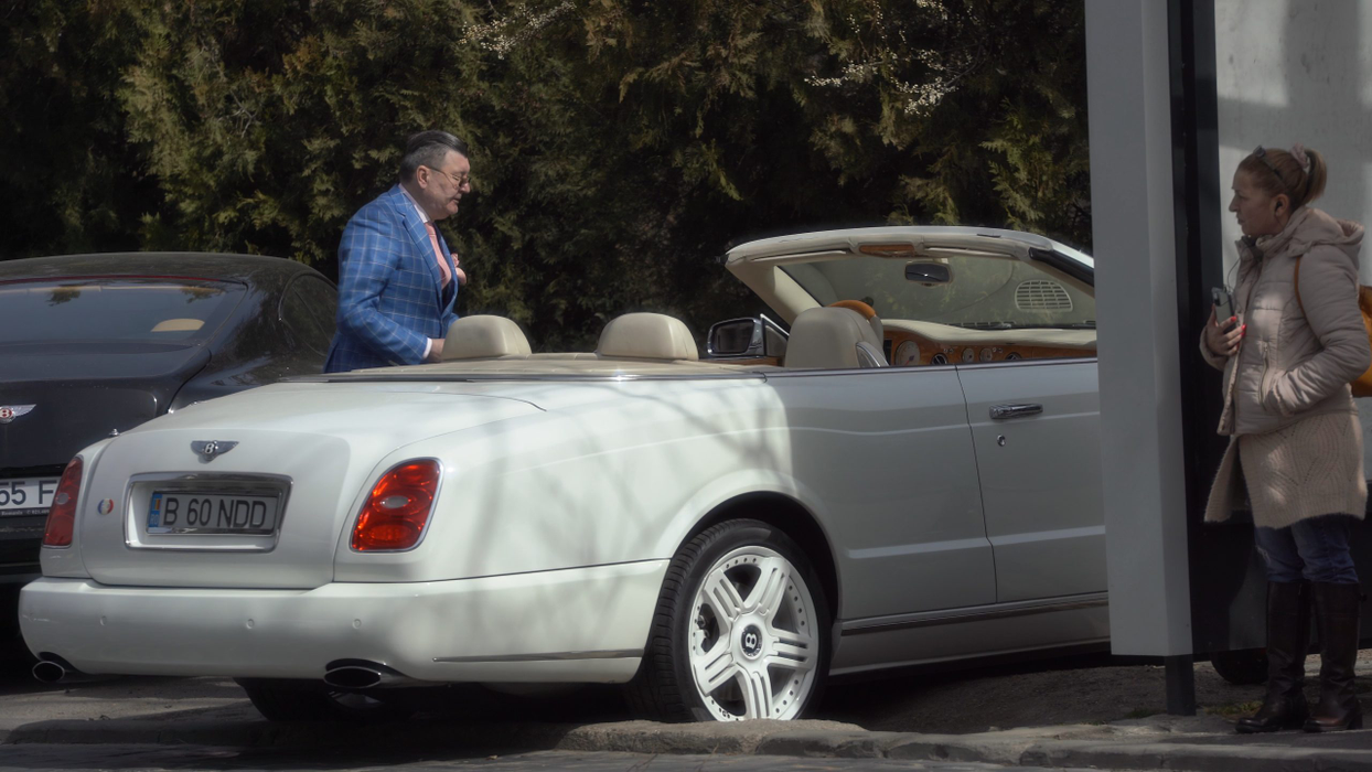 Dan Nicorescu, cu Bentley-ul decapotabil prin București (Foto: CANCAN.RO)