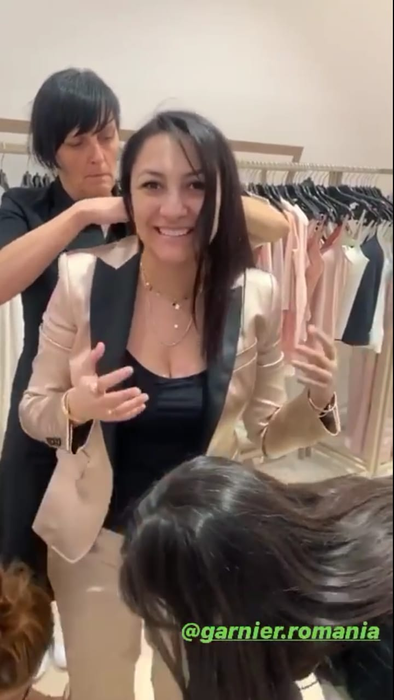 Andra, filmată nemachiată în Praga. Unii dintre oameni au fost uimiți de felul în care arată artista naturală, iar alții au criticat-o