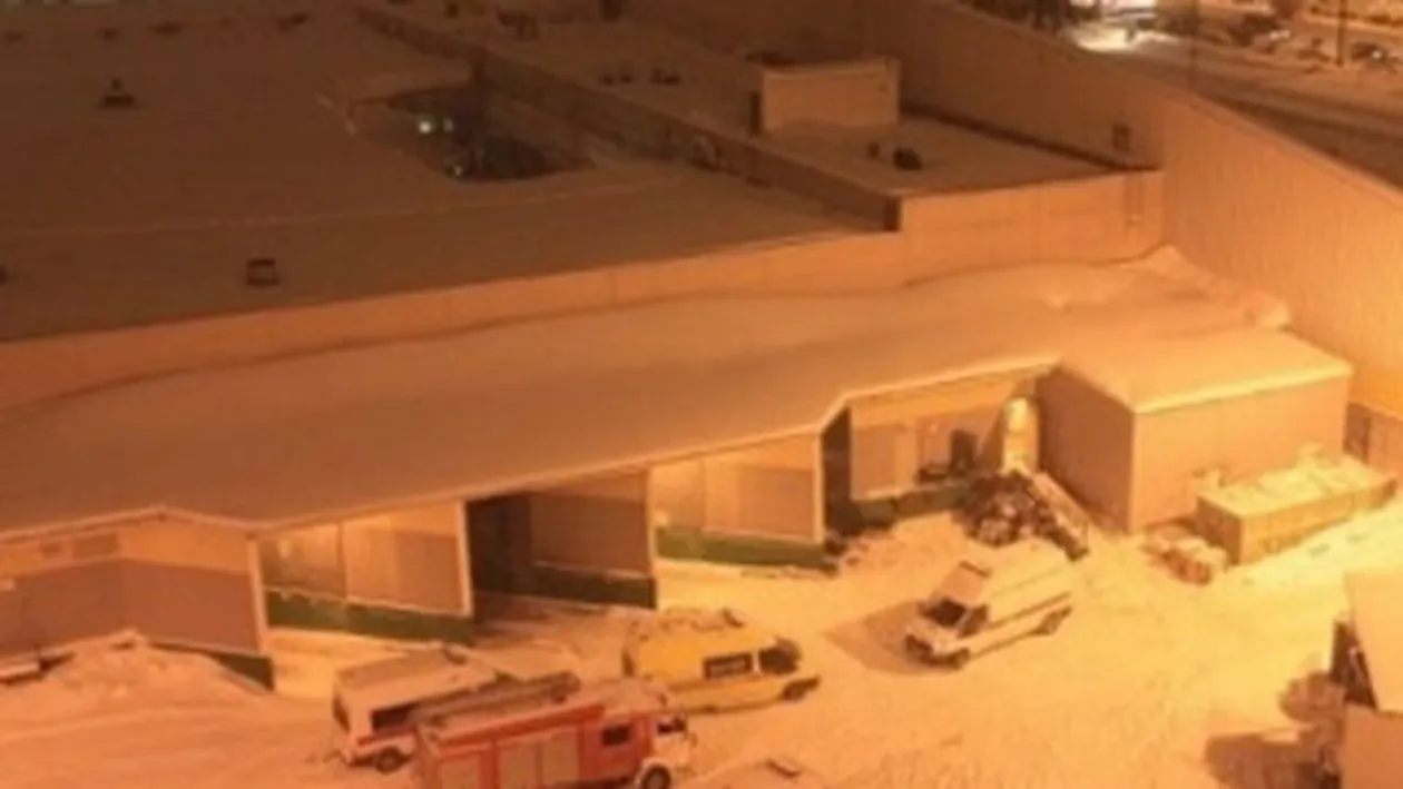 Acoperisul unui supermarket din Sankt Petersburg a cedat sub zapada si a facut 14 victime