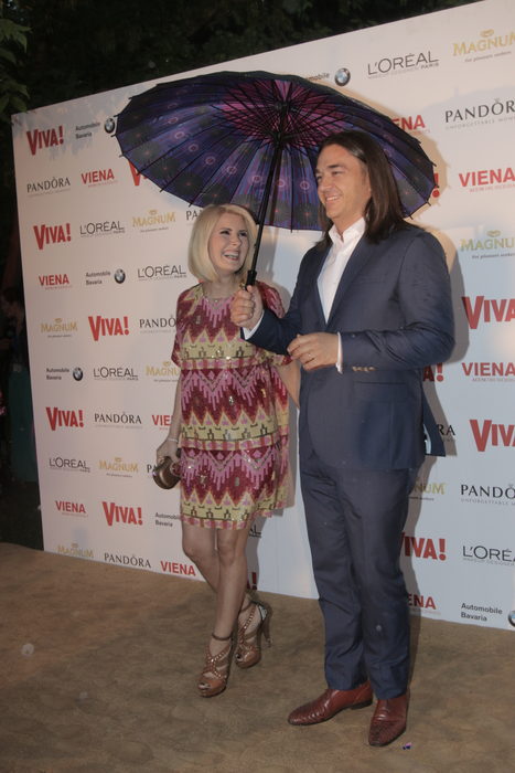 Aşa nu le-aţi mai văzut niciodată! Cum se apără vedetele de la noi de ploaie şi vânt!