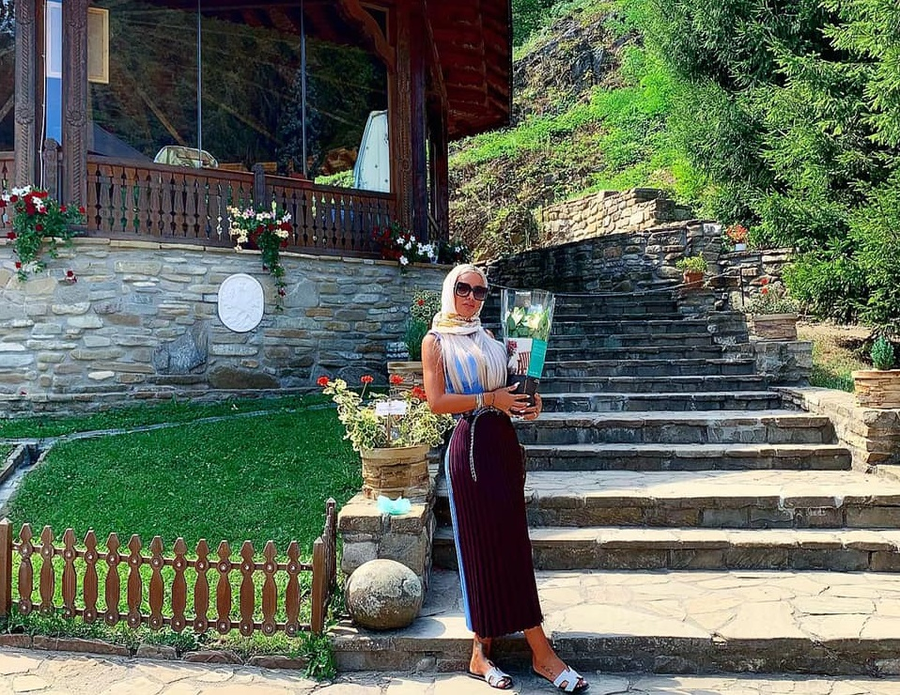 Loredana Chivu, la Mănăstirea Prislop – locul în care este înmormântat Arsenie Boca © Facebook
