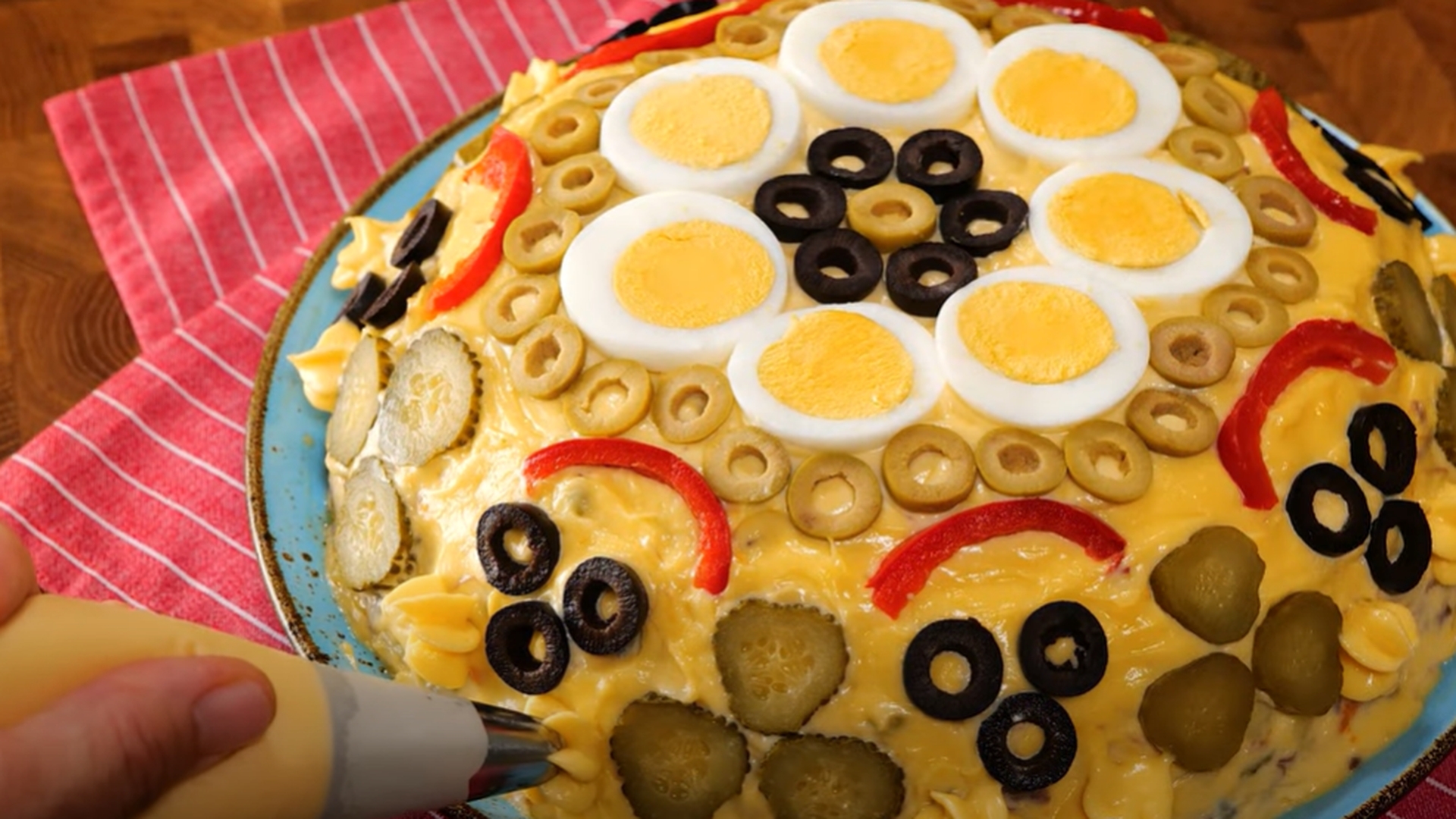 Credeai că le-ai văzut pe toate? Cea mai tare idee de salată boeuf pentru Revelion: se taie la miezul nopții