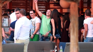 Baietii au facut-o lata la mare! Draghia si Matteo au dat iama in femei. Unul s-a ales cu o satena, altul cu… sase!