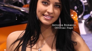 Antonia a fost colega de breasla cu Cruduta! Cu o fusta scurta si un top provocator incingea atmosfera la saloane auto