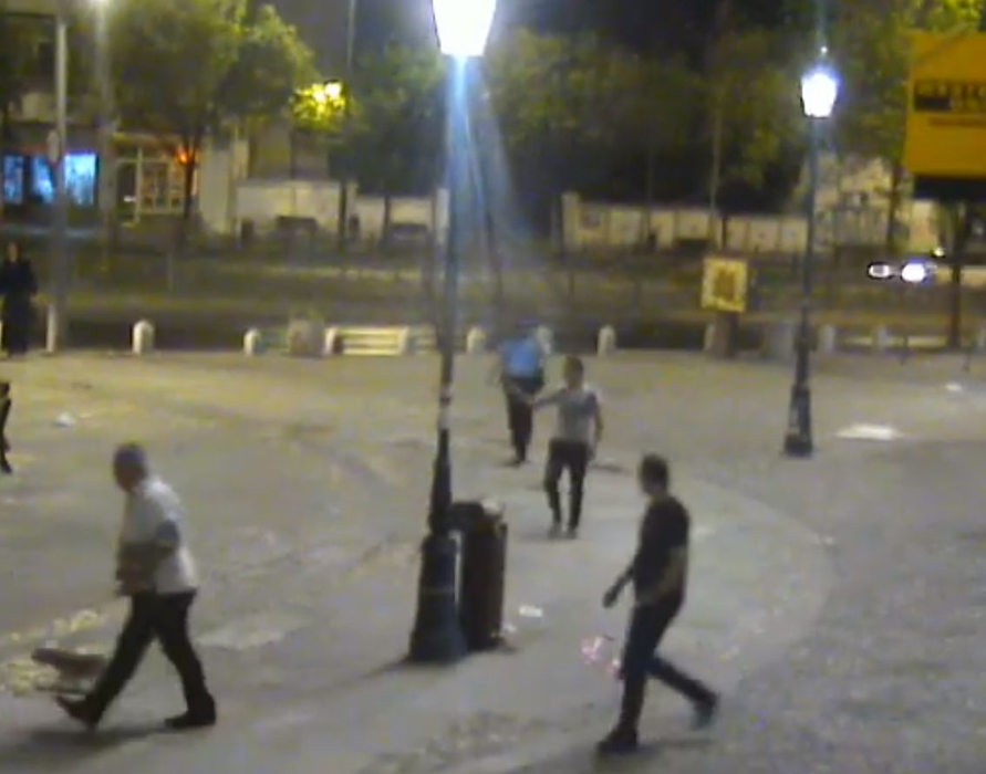 Un bărbat de 31 de ani care se plimba duminică seară cu o sabie prin Centrul Vechi al Capitalei a fost prins de polițiști