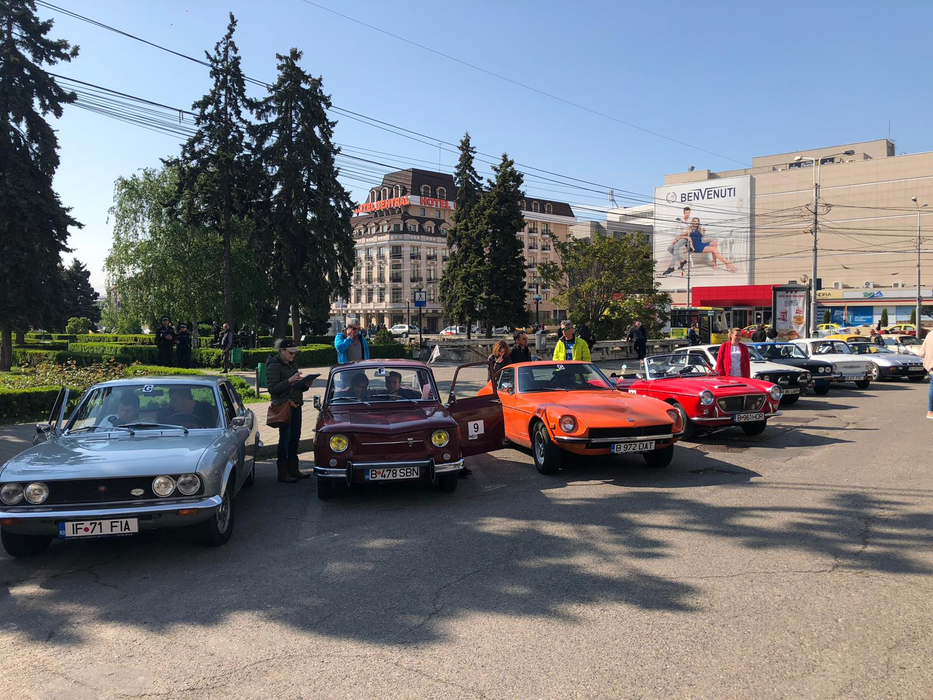 Raliul autovehiculelor de epocă de la Ploiești. Cu ce mașină a venit Călin Popescu Tăriceanu. FOTO
