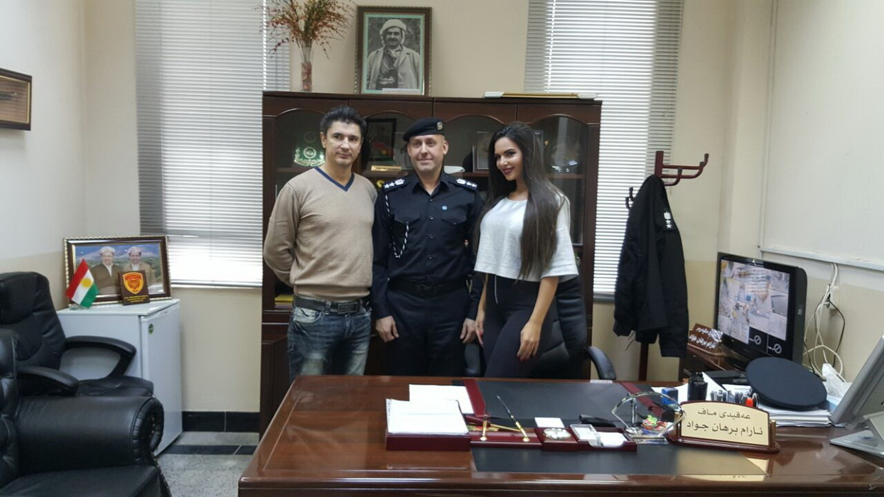 Iubita lui LUIS LAZARUS a concertat în Irak de 1 Decembrie. Jurnalistul a însoţit-o peste tot