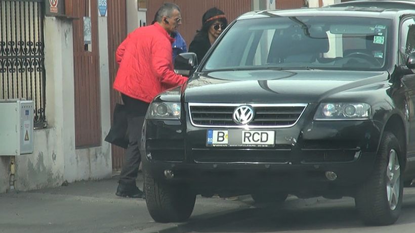 Asistată ca la carte de toată suita. Mihaela, bibilită ca un Preşedinte!