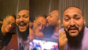 Imaginile zilei! Dani Mocanu îl pupă părintește, pe frunte, pe Jean-Claude Van Damme, în timp ce actorul îi ascultă melodiile: „E lumea plină de invidie”. VIDEO