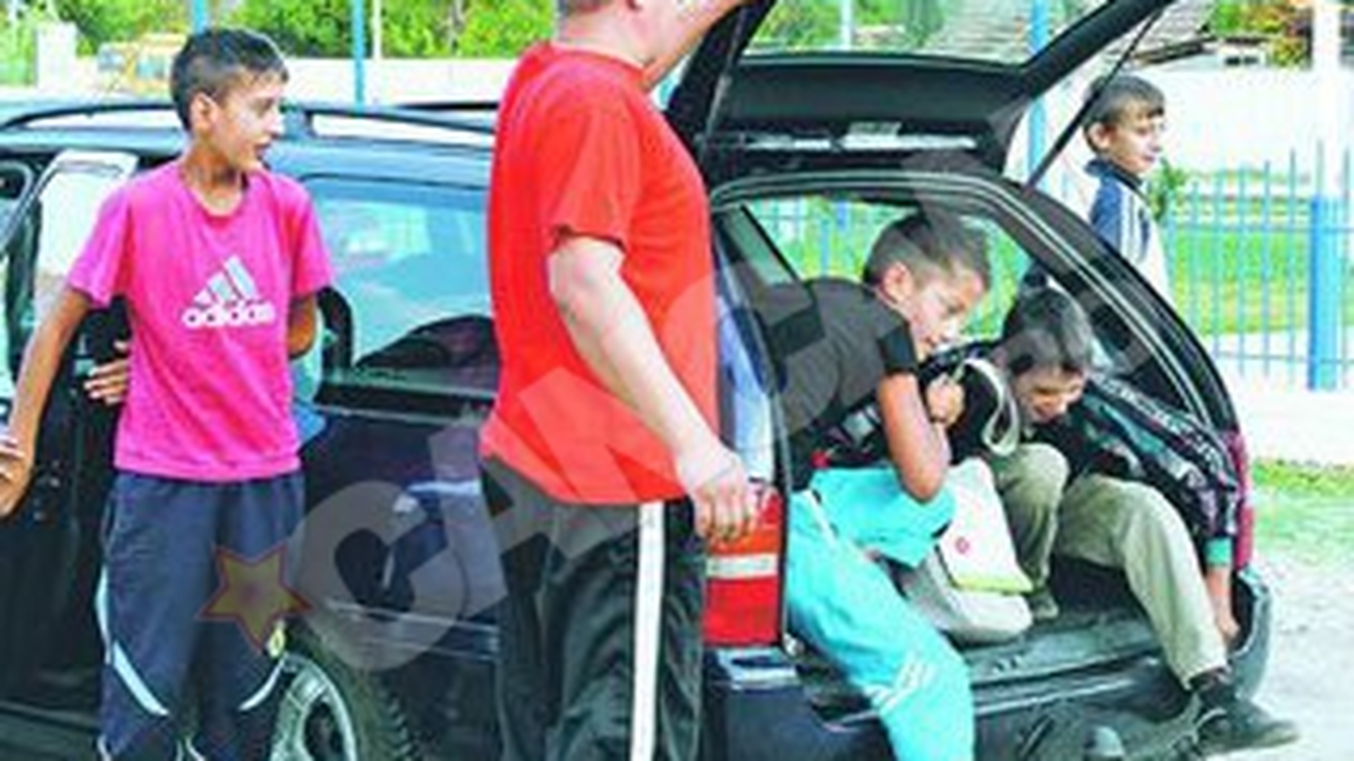 Solutie de transport pe vreme de criza! Merg la scoala in portbagajul masinii