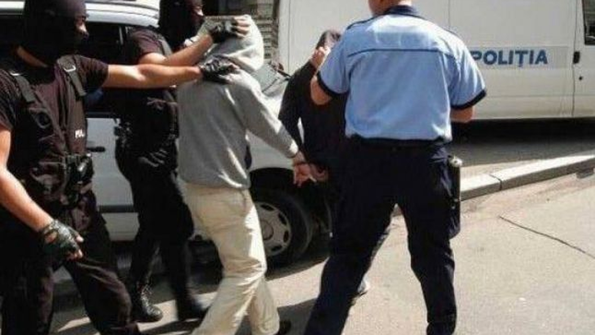Ce a păţit un bărbat din Siret după ce a luat doi indivizi la ocazie. I-au smuls portofelul şi l-au dus până la bancomat iar apoi...
