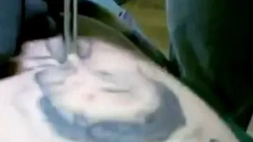 Unde si-a facut acest barbat piercing. Zbiera din toti plamanii, dar nu s-a lasat. Prietenii: Nu e intreg la minte