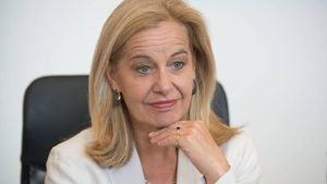 După scandalul începutului de an, ambasadoarea Olandei la Bucureşti a fost luată la ţintă de internauţi: ”Ciocu’ mic, pardon, sfârcu’ mic...” Gestul uluitor pe care l-a făcut