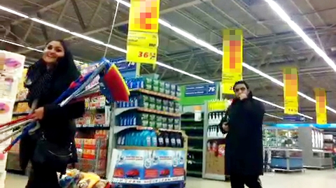 Bursuc, la hypermarket ca pe stadion! Scuipa plictisit seminte in timp ce sotia se chinuia sa traga cosul ticsit cu cumparaturi!