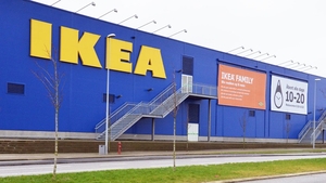 Metoda inedită prin care o tânără a furat o canapea și un pat din magazinul Ikea fără a fi observată. Cum a reușit să păcălească angajații