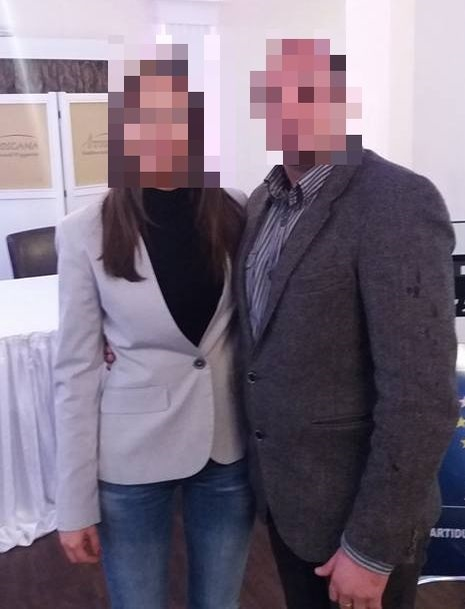 Profesorul acuzat că şi-ar fi hărţuit sexual elevele se mândrea cu pozele în care apărea, în ipostaze apropiate, alături de adolescente