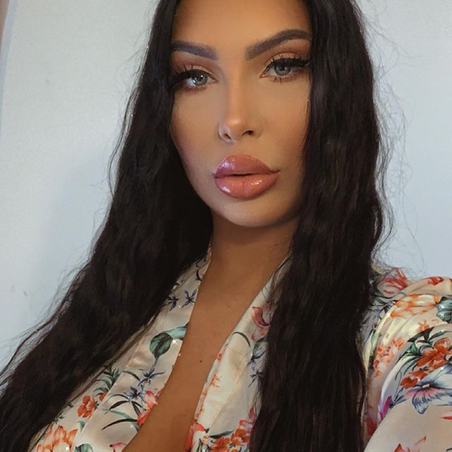 Larisa Maria, o brunetă frumoasă, cu forme de invidiat