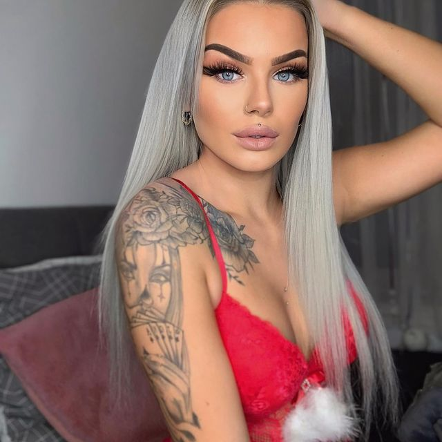 Emily e blonda care face "ravagii" pe Instagram! Poartă lentile de contact și are gene false și nu lasă nimic să-i scape! 