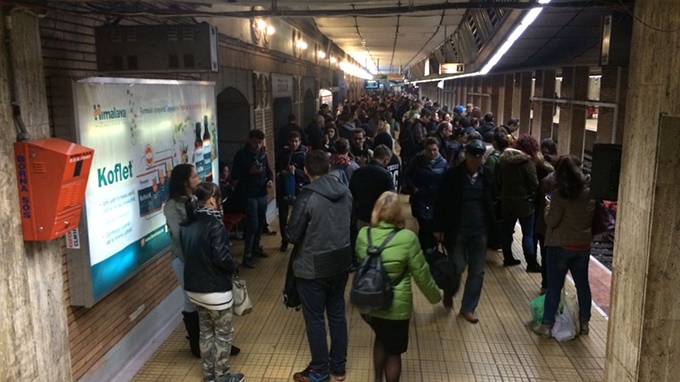 Circulaţia metrourilor, blocată după ce unei persoane i s-a făcut rău. Bărbatul a murit 