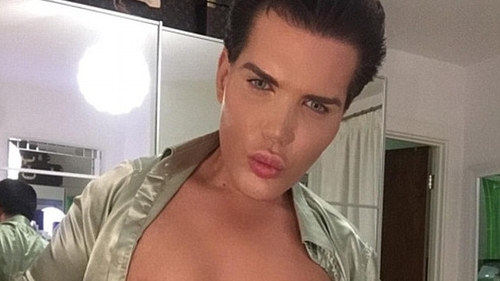 A fost la un pas să rămână fără nas, însă acum a revenit pe TV! Rodrigo Alves, bărbatul care a 43 de operaţii estetice, a venit în România şi a spus totul despre drama lui

